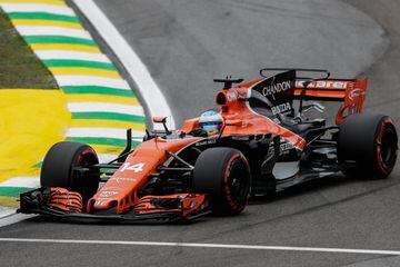 El piloto español Fernando Alonso, de la escudería McLaren, en acción durante la ronda de clasificación en el autódromo de Interlagos 