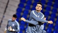 Athletic Bilbao&#039;s Spanish forward Aritz Aduriz warms up during a training session of the Athletic Bilbao&#039;s team on October 19 October, 2016, in Genk on the eve of the UEFA Europa League football match between Athletic Bilbao and RC Genk. 