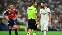 Real Madrid's French forward Karim Benzema (R) talks with Spanish referee Guillermo Cuadra Fernandez during the Spanish League football match between Real Madrid CF and CA Osasuna at the Santiago Bernabeu stadium in Madrid on October 2, 2022. (Photo by JAVIER SORIANO / AFP)