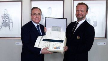 Florentino Pérez, presidente del Real Madrid, recibe de Ed Woodward, CEO del Manchester United, una placa conmemorativa del amistoso entre ambos clubes.