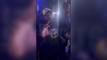 Mayweather regala $100 a niños en el estadio de los Lakers