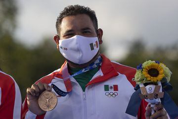 'El Abuelo' integró mancuerna con Alejandra Valencia en la primera medalla que consiguió la delegación mexicana en Tokio 2020: bronce por equipos en tiro con arco mixto.