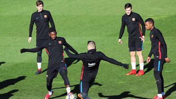 Los jugadores del Barcelona durante el entrenamiento. 