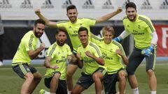 Carlos Abad, junto a Ramos, Carvajal, Lucas, Mayoral y Odegaard, en un entrenamiento del Real Madrid.