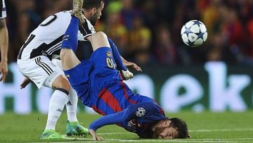 Messi fue atendido tras una falta fuerte de Pjanic