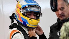 Fernando Alonso en el box de McLaren en Suzuka.