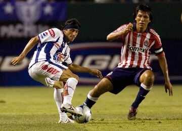 Suárez estuvo con las Chivas de 1996 al 2002, posteriormente emigró a Trigres para terminar su carrera en Chivas USA (2005-2010).