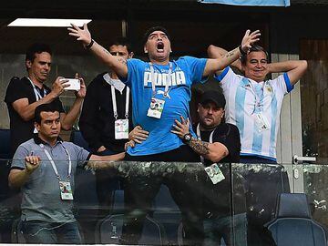 Former Argentina forward Diego Maradona (C) celebrates the opening goal during the Russia 2018 World Cup Group D football match between Nigeria and Argentina at the Saint Petersburg Stadium in Saint Petersburg on June 26, 2018. / AFP PHOTO / Giuseppe CACACE / RESTRICTED TO EDITORIAL USE - NO MOBILE PUSH ALERTS/DOWNLOADS