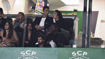 Cristiano Ronaldo y Georgina Rodríguez en el estadio José Alvalade presenciando en directo el partido Sporting de Lisboa-Tondela de La Liga Portuguesa, el 16 de septiembre de 2017. / AFP PHOTO / PATRICIA DE MELO MOREIRA
