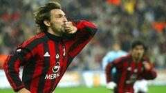 Andrea Pirlo celebra un gol con el Milan.