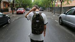 Imagen de archivo de un joven en la calle con una mochila