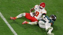 GLENDALE, ARIZONA - FEBRUARY 12: JuJu Smith-Schuster #9 of the Kansas City Chiefs makes a catch against James Bradberry #24 of the Philadelphia Eagles during the third quarter in Super Bowl LVII at State Farm Stadium on February 12, 2023 in Glendale, Arizona.   Rob Carr/Getty Images/AFP (Photo by Rob Carr / GETTY IMAGES NORTH AMERICA / Getty Images via AFP)