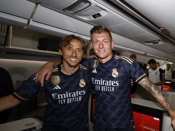 Kroos y Modric, en el avión del Real Madrid.