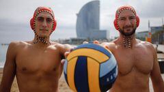 Unai Aguirre y Dani L&oacute;pez Pinedo posan para AS en la playa de la Barceloneta junto a su club.