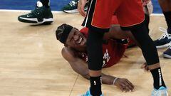 New York (United States), 30/04/2023.- Miami Heat forward Jimmy Butler (C) grimaces in pain after being fouled by the New York Knicks during the second half of game one of the Eastern Conference Semifinals playoff series between the Miami Heat and the New York Knicks, in New York, New York, USA, 30 April 2023. (Baloncesto, Estados Unidos, Nueva York) EFE/EPA/PETER FOLEY SHUTTERSTOCK OUT

