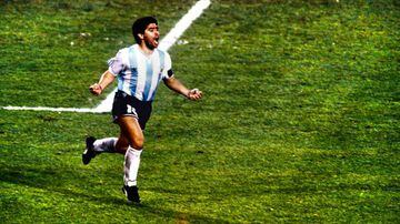Diego Maradona celebra un gol con la selección de Argentina