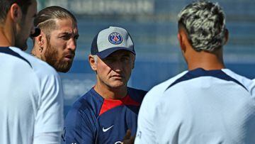 Christophe Galtier, entrenador del PSG, habla con Sergio Ramos y Keylor Navas durante una sesión de entrenamiento.