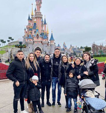 Foto de recuerdo para la familia Navas Salas delante del castillo de Disney.