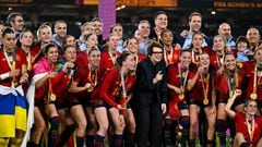 Sydney (Australia), 20/08/2023.- Team Spain poses for photographs with American tennis legend Billie Jean King after winning the FIFA Women's World Cup 2023 Final soccer match between Spain and England at Stadium Australia in Sydney, Australia, 20 August 2023. (Tenis, Mundial de Fútbol, España) EFE/EPA/DEAN LEWINS AUSTRALIA AND NEW ZEALAND OUT

