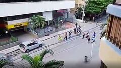Hinchas de Millonarios se enfrentaron con la Polic&iacute;a en Santa Marta.
