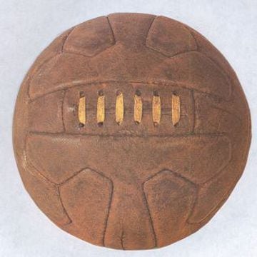 Balón para el Mundial de Italia 1934. Modelo Federale 102, con costuras en su interior.