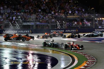 El Mclaren de Alonso se levanta tras el toque con el Verstappen y Raikkonen