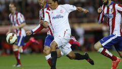  El delantero colombiano del Sevilla, Carlos Arturo Bacca (c), intenta llevarse el bal&oacute;n ante los jugadores del At. de Madrid, el brasile&ntilde;o Joao Miranda.