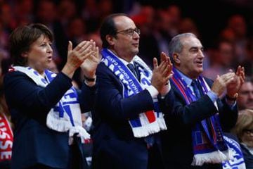 El Presidente de Francia, Francois Hollande, y Martine Aubry, en el punto de dobles de la final de Copa Davis entre Francia y Suiza en Lille.