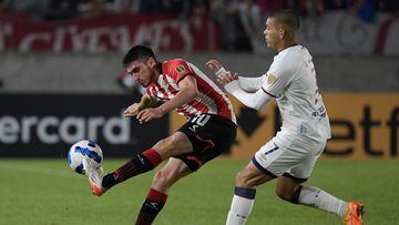 Argentina's Estudiantes de La Plata Gustavo del Prete (L) and Uruguay's Nacional Brian Ocampo vie for the ball during their Copa Libertadores group stage football match, at the Jorge Luis Hirschi stadium, in La Plata, Buenos Aires province, Argentina, on May 3, 2022. (Photo by Juan Mabromata / AFP)