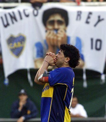 En La Bombonera que le vio brillar, Maradona participó en un homenaje el 10 de noviembre de 2001. Argentina ganó 6-3 al Equipo de las Estrellas y Maradona participó en todos los goles. "El Diego del Pueblo", coreó la gente. "Amo Boca, amo la Selección y amo este país", dijo.