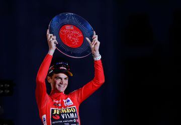 El ciclista estadounidense Sepp Kuss levanta el trofeo como campeón de La Vuelta 2023.