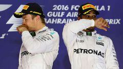 Hamilton y Rosberg en el podio del GP de Bahr&eacute;in 2016.