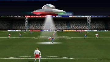 Un OVNI abduciendo jugadores: ¿Recuerdas el 'modo alien' del FIFA 2000?