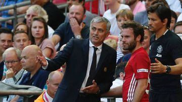 Jos&eacute; Mourinho da instrucciones a Juan Mata durante la final de la Community Shield entre el Manchester United y el Leicester.