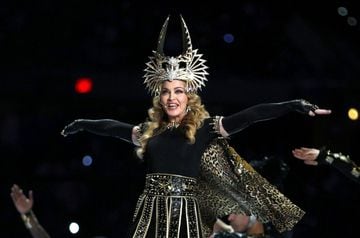 En 2011, Madonna se apoderó de las canchas del Lucas Oil Stadium en compañía de Ceelo Green y LMFAO. Pese al playback que la 'Reina del Pop' hizo, su presentación fue triunfal, las luces del estadio de Indianápolis se apagaron y los primeros acordes de ‘Vogue’ comenzaron a sonar. La audiencia presenció a una Madonna caracterizada de Cleopatra con más de dos mil bailarines haciendo alusión a gladiadores además de un icónico coro gospel.