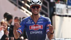 Van der Poel celebra su victoria en la París-Roubaix.