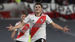 River Plate's forward Julian Alvarez (C) celebrates after scoring the team's second goal against Platense during their Argentine Professional Football League match at Monumental stadium in Buenos Aires, on May 8, 2022. (Photo by ALEJANDRO PAGNI / AFP)
