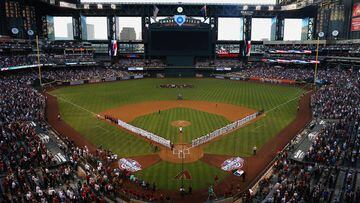 PHOENIX, AZ - APRIL 04: General view of the national anthem as the Arizona Diamondbacks and Colorado Rockies stand attended before the MLB opening day game at Chase Field on April 4, 2016 in Phoenix, Arizona.   Christian Petersen/Getty Images/AFP == FOR NEWSPAPERS, INTERNET, TELCOS &amp; TELEVISION USE ONLY ==