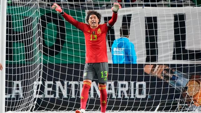 Guillermo Ochoa iguala récord de Rafa Márquez en Selección