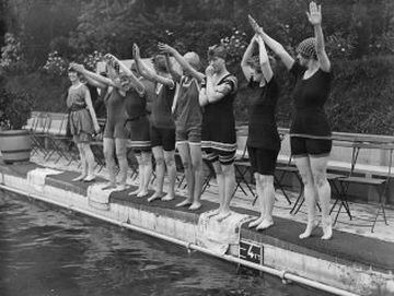 En los JJOO de Estocolmo, en 1912 las mujeres consiguieron incluirse en la natación. La fotografía, de unos años después, en 1917 con las componentes del Club de natación de señoras de Chiswick.