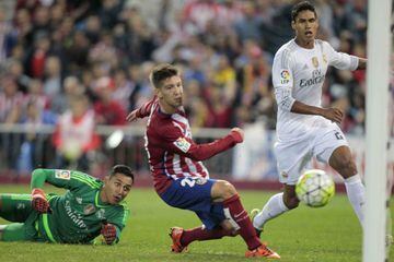 Vietto marca su gol en el derbi contra el Real Madrid.
