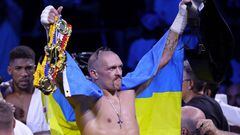 El boxeador Oleksandr Usyk celebra su victoria ante Anthony Joshua en el combate por los títulos WBA, WBO, IBF e IBO de los pesos pesados.