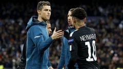 Cristiano Ronaldo, durante su etapa en el Real Madrid, saluda a Neymar durante un partido de Champions League.
