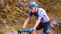 El ciclista británico Chris Froome rueda en solitario durante la quinta etapa del Tour de Ruanda 2023