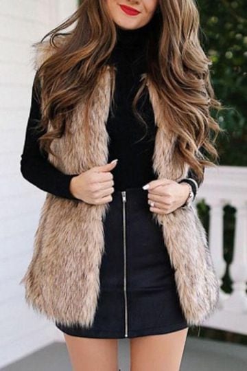 Un chaleco de piel siempre resaltará tu outfit, y qué mejor manera de hacerlo que con una falda y un suéter. ¡Checa éste gran look!