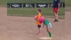 ¡Qué aterrizaje! El video viral de una niña jugando béisbol