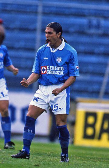 El "Gatillero" inició su carrera de manera profesional con el Cruz Azul en el 94. Para el 2001 embarcó hacía el viejo continente y ancló en el Español. Al igual que Villa, retornó una temporada después con el mismo equipo que lo vio partir.