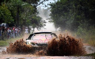 Carlos Sainz se ve obligado a abandonar el Rally Dakar en la cuarta etapa tras salirse en una curva y caer por un barranco con su Peugeot. 