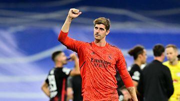 Real Madrid's Belgian goalkeeper Thibaut Courtois celebrates at the end of the UEFA Champions League, Group F, first leg football match between Real Madrid and RB Leipzig at the Santiago Bernabeu stadium in Madrid on September 14, 2022. (Photo by JAVIER SORIANO / AFP)