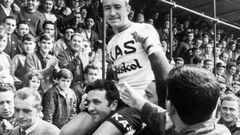 Julio Jiménez es llevado en hombros tras ganar la Subida a Arrate en 1965.
